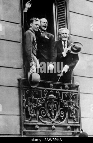 1927 , 22 mai , PARIS , FRANCE : le héros aviateur américain Charles Augustus LINDBERGH ( Detroit 1902 - Ile de Maui , Hawai 1974 ) avec L'ESPRIT de SAI Banque D'Images