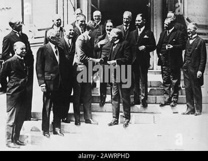 1927 , 22 mai , PARIS , FRANCE : le héros aviateur américain Charles Augustus LINDBERGH ( Detroit 1902 - Ile de Maui , Hawai 1974 ) avec L'ESPRIT de SAI Banque D'Images