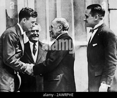 1927 , 22 mai , PARIS , FRANCE : le héros aviateur américain Charles Augustus LINDBERGH ( Detroit 1902 - Ile de Maui , Hawai 1974 ) avec L'ESPRIT de SAI Banque D'Images