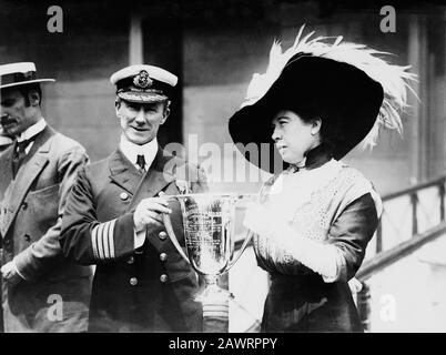 1912 , 29 mai , NEW YORK , États-Unis : The british Ocean Liner RMS TITANIC . Mme J.J. ' Molly ' Brown présentant le prix de la coupe de trophées au capitaine Arthur Henry Banque D'Images