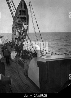 1912 , 12 avril , États-Unis : Le bateau de sauvetage titanic de British Ocean Liner RMS est hoisé pour le drainer de l'eau - FOTO STORICHE - PHOTOS D'HISTOIRE - NAV Banque D'Images
