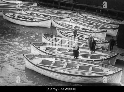 1912 , avril , NEW YORK , États-Unis : la tragédie TITANIC de British Ocean Liner RMS , Bateaux De Sauvetage au White Star Lines Pier 54 à New York après Sinking - FOT Banque D'Images