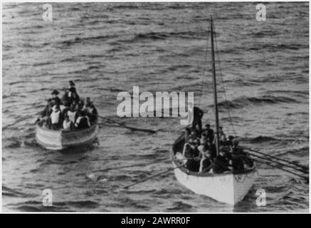 1912 , 15 avril : The british Ocean Liner RMS TITANIC . Le dernier bateau de sauvetage est arrivé, rempli de survivants du Titanic. Cette photo a été prise par un passenge Banque D'Images