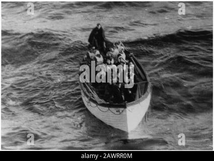 1912 , 15 avril , NEW YORK , États-Unis : The british Ocean Liner RMS TITANIC , bateaux à vie en route de CARPATHIA - FOTO STORICHE - PHOTOS D'HISTOIRE - NEF - NA Banque D'Images