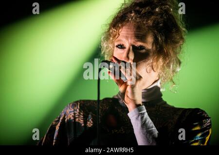 Porto, Portugal. 9 février 2020. Porto, PORTUGAL - 09 FÉVRIER 2020: Le groupe belge de pop indépendante SX chanteur, Stefanie Callebaut, se produit en direct sur scène au Hard Club de Porto. Crédit: Sopa Images Limited/Alay Live News Banque D'Images