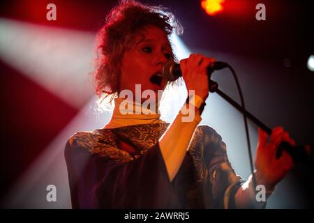Porto, Portugal. 9 février 2020. Porto, PORTUGAL - 09 FÉVRIER 2020: Le groupe belge de pop indépendante SX chanteur, Stefanie Callebaut, se produit en direct sur scène au Hard Club de Porto. Crédit: Sopa Images Limited/Alay Live News Banque D'Images