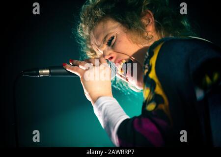 Porto, Portugal. 9 février 2020. Porto, PORTUGAL - 09 FÉVRIER 2020: Le groupe belge de pop indépendante SX chanteur, Stefanie Callebaut, se produit en direct sur scène au Hard Club de Porto. Crédit: Sopa Images Limited/Alay Live News Banque D'Images