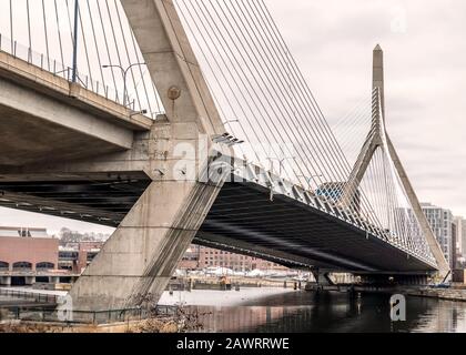 Leonard P. Zakim Bunker Hill Memorial Bridge dans le centre-ville de Boston, Massachusetts, vue depuis North point Park. Banque D'Images