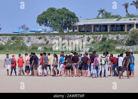 Touristes asiatiques indiens faisant la queue sur la plage pour un voyage en bateau au départ de Pattaya Thaïlande tourisme Asie du Sud-est Banque D'Images