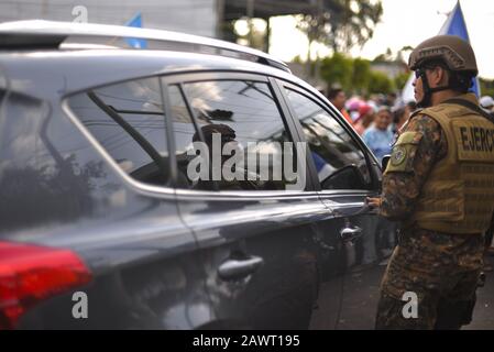 San Salvador, El Salvador. 9 février 2020. Un soldat déteste une voiture à la périphérie du Congrès.le président salvadorien Nayib Bukele a été détesté au Congrès accompagné de dizaines de soldats et menacé les législateurs d'approuver un prêt pour un plan de sécurité après avoir appelé à une session de congrès d'urgence.Bukele a tenu un rassemblement en dehors du Congrès salvadorien, où une foule a chanté des slogans et des menaces contre les législateurs. Crédit: Camilo Freedman/Zuma Wire/Alay Live News Banque D'Images