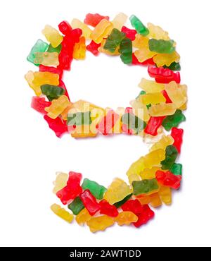 Chiffre arabe '9' de marmelade à mâcher multicolore sur un fond blanc isolé. Motif alimentaire à base de bonbons pour enfants. Alpha brillant Banque D'Images