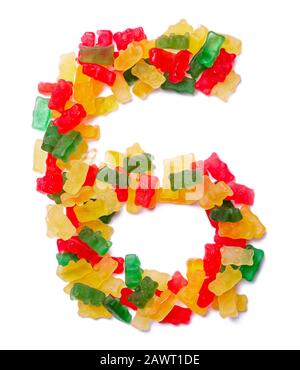 Le chiffre arabe '6' de la marmelade à mâcher multicolore sur un fond blanc isolé. Motif alimentaire à base de bonbons pour enfants. Alpha brillant Banque D'Images