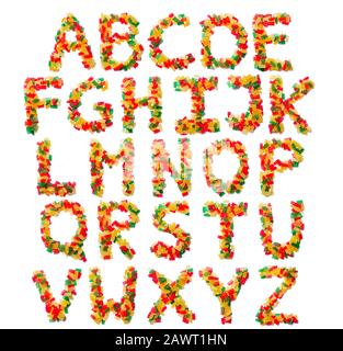 Alphabet anglais de marmelade à mâcher multicolore sur un fond blanc isolé. Motif alimentaire à base de bonbons pour enfants. Lettres vives Banque D'Images