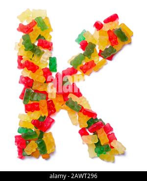 Lettre K de l'alphabet anglais de la marmelade à mâcher multicolore sur un fond blanc isolé. Motif alimentaire à base de bonbons pour enfants Banque D'Images