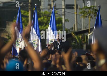 San Salvador, El Salvador. 9 février 2020. Le président NAYIB BUKELE s'exprime lors d'un rassemblement.le président salvadorien Nayib Bukele a été détesté au Congrès accompagné de dizaines de soldats et menacé de législateurs pour approuver un prêt pour un plan de sécurité après avoir appelé à une session de congrès d'urgence.Bukele a tenu un rassemblement en dehors du Congrès salvadorien, où une foule a chanté des slogans et des menaces contre les législateurs. Crédit: Camilo Freedman/Zuma Wire/Alay Live News Banque D'Images