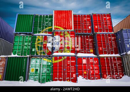 Le drapeau national du Portugal sur un grand nombre de conteneurs métalliques pour le stockage de marchandises empilés en rangées l'un sur l'autre. Conception du stockage de Banque D'Images