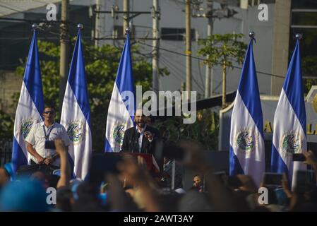 San Salvador, El Salvador. 9 février 2020. Le président NAYIB BUKELE s'exprime lors d'un rassemblement.le président salvadorien Nayib Bukele a été détesté au Congrès accompagné de dizaines de soldats et menacé de législateurs pour approuver un prêt pour un plan de sécurité après avoir appelé à une session de congrès d'urgence.Bukele a tenu un rassemblement en dehors du Congrès salvadorien, où une foule a chanté des slogans et des menaces contre les législateurs. Crédit: Camilo Freedman/Zuma Wire/Alay Live News Banque D'Images