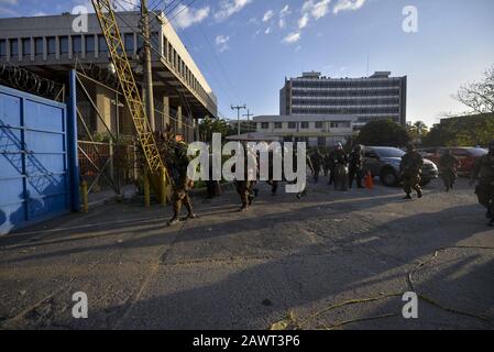 San Salvador, El Salvador. 9 février 2020. Les soldats quittent le Congrès salvadorien après avoir pris part à une tentative d'auto-coup.le Président salvadorien Nayib Bukele s'est enorgé dans le Congrès accompagné de dizaines de soldats et de législateurs menacés pour approuver un prêt pour un plan de sécurité après avoir appelé à une session de congrès d'urgence.Bukele a tenu un rallye en dehors du Congrès salvadorien, où une foule a chanté des slogans et des menaces contre les législateurs. Crédit: Camilo Freedman/Zuma Wire/Alay Live News Banque D'Images