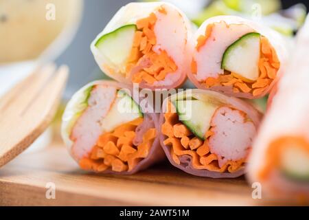 Roulés de salade aux légumes frais et au crabe avec nouilles sur la plaque en bois sur les nappes sur la table de planche en bois blanc, nourriture propre bio. Banque D'Images