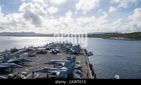 200207-N-LH674-1005 ARAP, Guam (fév 7, 2020) le porte-avions USS Theodore Roosevelt (CVN 71) arrive à la base navale de Guam le 7 février 2020. Theodore Roosevelt et le destroyer USS Pinkney (DDG 91) de la classe Arleigh Burke sont à Guam pour une visite portuaire lors de leur déploiement prévu dans l'Indo-Pacifique. (ÉTATS-UNIS Photo Marine Par Mass Communication Specialist Seaman Kaylianna Genier) Banque D'Images