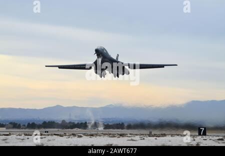 Un danseur B-1 B quitte la piste le 28 janvier 2020, au cours du deuxième jour du Drapeau rouge 20-1 à la base aérienne de Nellis, Nev. Le bombardier, affecté au 37ème Escadron de la bombe de la base aérienne d'Ellsworth, S.D., participe à l'exercice d'entraînement au combat multinational Red Flag. L'exercice offre aux unités une expérience de formation réaliste en utilisant diverses capacités pour exécuter des missions spécifiques. (ÉTATS-UNIS Photo de la Force aérienne par Airman 1ère classe Christina Bennett) Banque D'Images