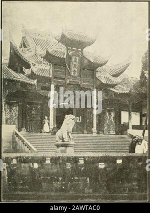 De la Chine occidentale à la porte d'or; les expériences d'un diplômé américain d'université en Orient, avec trente illustrations . t de vue incroyablement bondée. Un pont au-dessus d'une shallowdépression relie le pied de la colline à l'une des ruelles étroites de la ville. Il est probable qu'en été, pendant le fils de la mer pluvieuse, un ruisseau coule sous le pont, et une coutume a grandi de throwingles ordures de la ville de là. En hiver, le thechannel est sec, mais la coutume est maintenue non-résistante. Le résultat est que l'atmos-sphère dans cette localité ne peut être ni describeni moi Banque D'Images