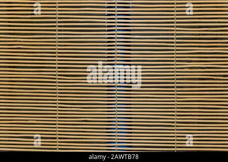 Une vue rapprochée de stores en bois orientaux jalousie sur une fenêtre (texture/fond/motif) Banque D'Images