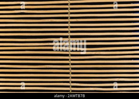 Une vue rapprochée de stores en bois orientaux jalousie sur une fenêtre (texture/fond/motif) Banque D'Images