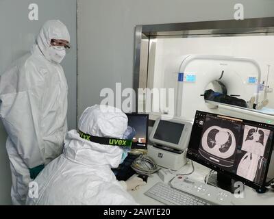 Pékin, Province Chinoise De Hubei. 9 février 2020. Les médecins vérifient l'image CT des poumons d'un patient à l'hôpital de Leishenshan (Thunder God Mountain) à Wuhan, capitale de la province de Hubei en Chine centrale, le 9 février 2020. Crédit: Gao Xiang/Xinhua/Alay Live News Banque D'Images