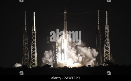 Cape Canaveral, Floride, États-Unis. 10 février 2020. Une fusée United Launch Alliance Atlas V lance le satellite Solar Orbiter pour la NASA et l'Agence spatiale européenne à 23 h 03 du Complexe 41 à la station aérienne de Cape Canaveral le dimanche 9 février 2020. Le vaisseau spatial surveillera et observera le soleil et la façon dont il crée son héliosphère. Photo De Joe Marino-Bill Cantrell/Upi Crédit: Upi/Alay Live News Banque D'Images