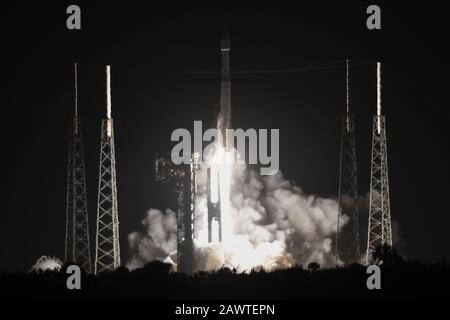 Cape Canaveral, Floride, États-Unis. 10 février 2020. Une fusée United Launch Alliance Atlas V lance le satellite Solar Orbiter pour la NASA et l'Agence spatiale européenne à 23 h 03 du Complexe 41 à la station aérienne de Cape Canaveral le dimanche 9 février 2020. Le vaisseau spatial surveillera et observera le soleil et la façon dont il crée son héliosphère. Photo De Joe Marino-Bill Cantrell/Upi Crédit: Upi/Alay Live News Banque D'Images