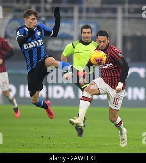 Milan, Italie. 9 février 2020. Le FC Inter Nicolo Baurella (L) vies avec l'AC Milan Hakan Calhanoglu lors d'un match de football Serie A entre le FC Inter et l'AC Milan à Milan, Italie, 9 février 2020. Crédit: Alberto Lingria/Xinhua/Alay Live News Banque D'Images