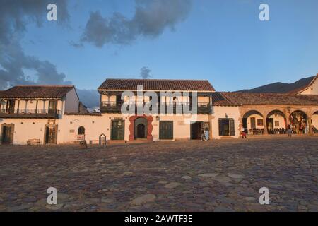 Dernier feu sur la Plaza Mayor dans la Villa coloniale de Leyva, Boyaca, Colombie Banque D'Images
