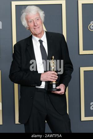 Los Angeles, États-Unis. 9 février 2020. Roger Deakins, vainqueur de BestCinematography pour '1917', apparaît en coulisses avec son Oscar, lors des 92ème Academy Awards annuels à l'hôtel Loews Hollywood dans la section hollywoodienne de Los Angeles le dimanche 9 février 2020. Photo de John Angelillo/UPI crédit: UPI/Alay Live News Banque D'Images