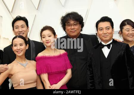 09 février 2020 - Hollywood, Californie - Cast of Parasite, Bong Joon-ho, Song Kang-ho, Lee Sun-kyun, Cho Yeo-jeong et Park So-Dam. 92ème Prix annuels de l'Académie présentés par l'Académie des arts et des sciences de la scène qui s'est tenue au Hollywood & Highland Center. (Image de crédit : © AdMedia via ZUMA Wire) Banque D'Images