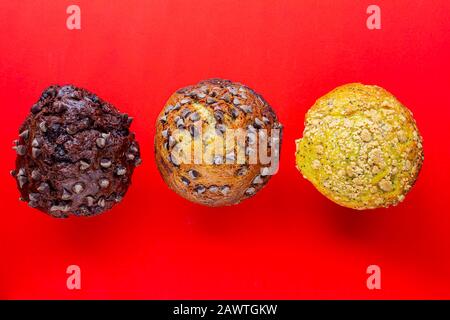 Vue de dessus du muffin au chocolat sur fond rouge Banque D'Images