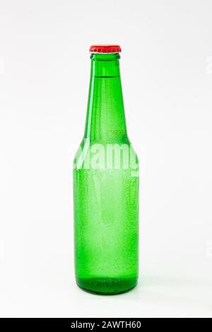 Bouteille de bière verte isolée sur fond blanc Banque D'Images
