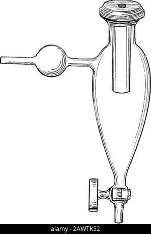 Les essentiels de la bactériologie; être une introduction concise et systématique à l'étude des bactéries et des micro-örganismes alliés . sa floculent précipite et continue avec la substance suspensive une grande partie de la teneur bactérienne. C'est alors filteredthrough sable et gravier. La sédimentation et le filteringlent à travers le gravier et le sable est connu comme le processus lent; l'autre comme la filtration rapide. L'éponge de charbon et l'amiante, les matériaux autrefois inutilisés, sont répréhensibles parce que les germes se développent facilement sur le thème et les obstruent, de sorte qu'ils exigent un renouvellement fréquent. DANS L'EXAMEN DE L'AIR, DU SOL, ET DU WATE Banque D'Images