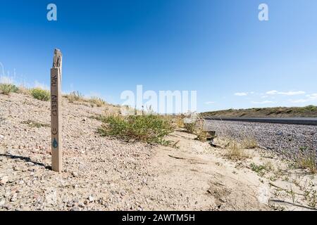 Panneau CDT tandis que la route marche sur le Continental Divide Trail dans le Wyoming, USA Banque D'Images