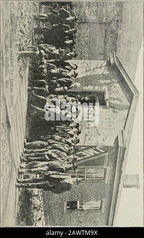 Histoire des comtés de Daviess et de Gentry, Missouri . e est divisée en six districts. Le Premier District Est Composiof, Atchison, Andrew, Clinton, Clay, Caldwell, Carroll, Dekalb Daviess, Grundy, Gentry, Holt, Harrison, Jackson, Livingston, Mercer, Nodaway;Platte, Ray And Worth Counties. A. C. Lingley, St. Joseph, est le divisionnaire. En tant qu'incitation à la construction de routes, le gouvernement fédéral a fait don de 650 camions et tracteurs à cette fin. Les dossiers du StateHighway Board, juillet 1921, ont montré que cinq camions et un tracteur ont été attribués au comté de Daviess. Chemins de fer.—la consigne Banque D'Images