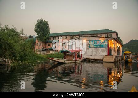 Marché flottant en soirée, lac de Dal, Srinagar, Cachemire, Inde Banque D'Images