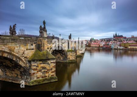 Prague, République tchèque - le célèbre pont Charles (Karluv Most) avec la Vltava et la cathédrale Saint-Vitus sur un petit matin d'hiver Banque D'Images