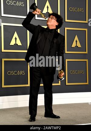 Bong Joon-ho avec ses Oscars pour le meilleur directeur et la meilleure Image pour Le Parasite dans la salle de presse lors des 92ème Academy Awards qui ont eu lieu au Dolby Theatre à Hollywood, Los Angeles, États-Unis. Banque D'Images