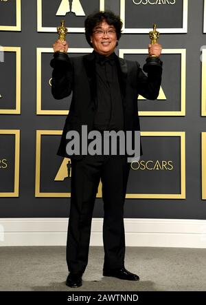 Bong Joon-ho avec ses Oscars pour le meilleur directeur et la meilleure Image pour Le Parasite dans la salle de presse lors des 92ème Academy Awards qui ont eu lieu au Dolby Theatre à Hollywood, Los Angeles, États-Unis. Banque D'Images