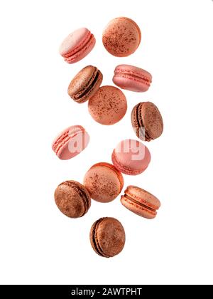 Volez des macarons français. Lévitez la composition avec différents types de macarons colorés en mouvement tombant ou volant isolé sur fond blanc Banque D'Images