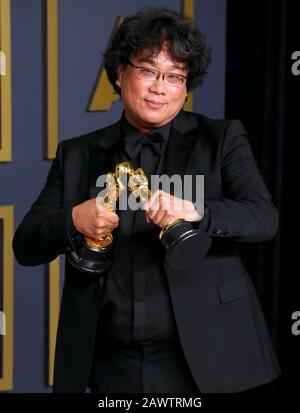 Hollywood, États-Unis. 9 février 2020. Hollywood, CA - 9 FÉVRIER : Bong Joon-ho pose dans la salle de presse lors du 92ème Prix annuel de l'Académie à l'hôtel Loews Hollywood le 9 février 2020 à Hollywood, Californie. Photo: Christopher Victorio/Imagespace Credit: Imagespace/Alay Live News Banque D'Images