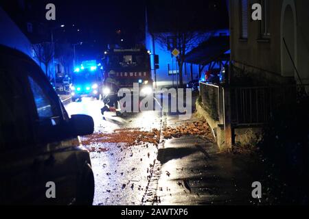 Ostfildern Scharnhausen, Allemagne. 10 février 2020. Les tuiles de toit qui ont été soufflées d'un toit par la tempête 'Stabine' se trouvent sur un trottoir devant un moteur de feu. Crédit: Sven Kohls/Dpa/Alay Live News Banque D'Images