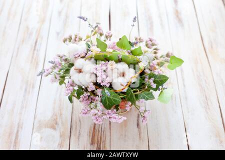 Bouquet de fleurs sur un vieux fond de bois chic et léger. Placer pour le texte. Banque D'Images