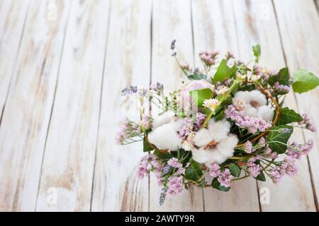 Bouquet de fleurs sur un vieux fond de bois chic et léger. Placer pour le texte. Banque D'Images