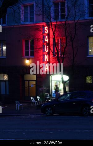 Lumière au néon du sauna Kotiharjun, le dernier sauna public traditionnel chauffé au bois d'Helsinki. Établi en 1928 dans le district de Kallio à Helsinki, en Finlande. Banque D'Images